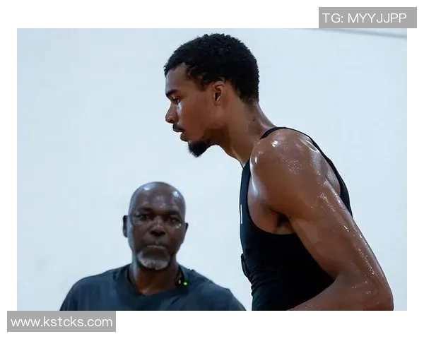 奥拉朱旺透露文班亚马渴望学习脚步技巧并愿意向他请教秘诀