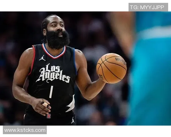 哈登首节表现抢眼送出8助攻3分3篮板助力球队攻防转换