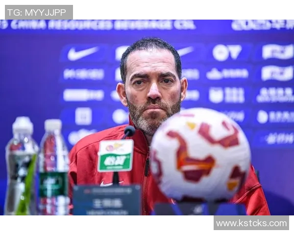 老友重聚亚泰主帅苏亚雷斯与国安队工作人员深情相拥展现友谊之情