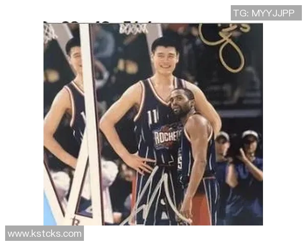 姚明与篮网新秀杰明同框合影引发热议谁能在巨人面前不变矮人