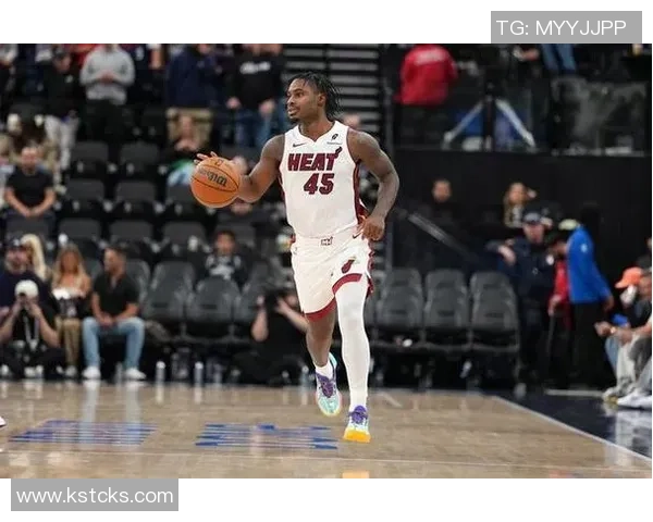 米切尔表现起伏明显第三节狂砍21分末节却陷入低迷仅得4分失误频繁