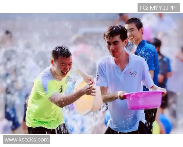 奥特执教首胜喜悦洋溢队员们泼水庆祝难掩激动心情