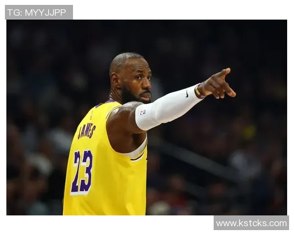 湖人自媒体惊叹41岁勒布朗重返赛场仍肩负防守重任 湖人自媒体惊叹41岁勒布朗重返赛场仍肩负防守重任