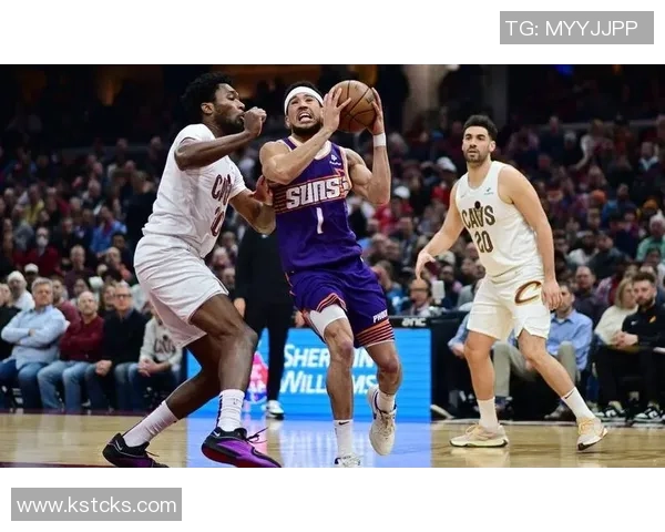 布克右脚踝重伤被队友搀扶回更衣室球队面临严峻考验