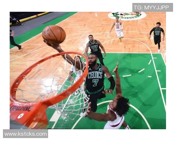 杰伦布朗轻松发挥9投5中贡献15分7篮板4助攻展现全能实力